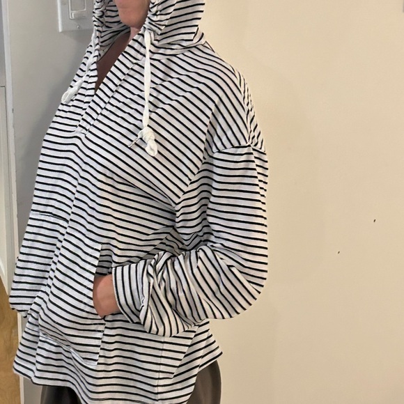 💫SHEIN Women’s Striped Hoodie - Picture 5 of 10
